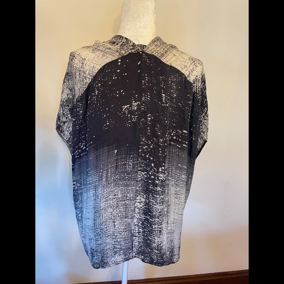 Vince silk v neck tunic top size M gray white modern print short sleeve - Picture 5 of 5